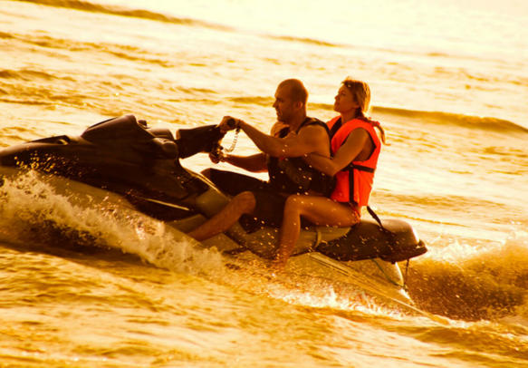 1600253985_492824-Couple_enjoying_water_sports_activities_in_Sri_Lanka_2.jpg