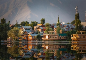 Charismatic Kashmir 1604554667_118771-KASHMIR_HOUSEBOATS.jpg